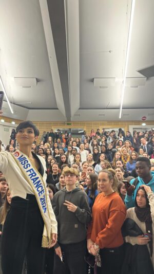 Ève Gilles Instagram - Journée mondiale des mathématiques : À toutes les filles, faites le choix des maths. Ne laissez personne vous dire que ce n’est pas pour vous !

#JourneeMondialeDesMathematiques