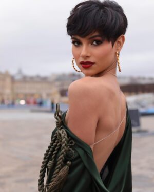 Ève Gilles Instagram - Retour sur mon second look pour le deuxième jour de la Fashion Week, merci @julienfournie de m’avoir conviée à ce super show et de m’avoir habillée pour cette occasion ✨

📸 @cerfwillmakeuphair