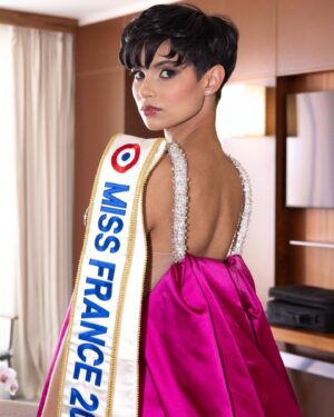 Ève Gilles Instagram - Sublimée par une création du couturier Stéphane Rolland, Eve Gilles, Miss France 2024, a illuminé le tapis rouge du @festivaldecannes ! 🎥✨

Vêtue d’une robe somptueuse et arborant un sourire radieux, Miss France 2024 a incarné l’élégance et la beauté à la française dans toute sa splendeur🇫🇷

👗: @stephanerolland_paris 
💄: @cerfwillmakeuphair 
💍: @mauboussin_officiel 
📸: @sipa.press 

#cannes2024 #cannesfilmfestival 

*invitation