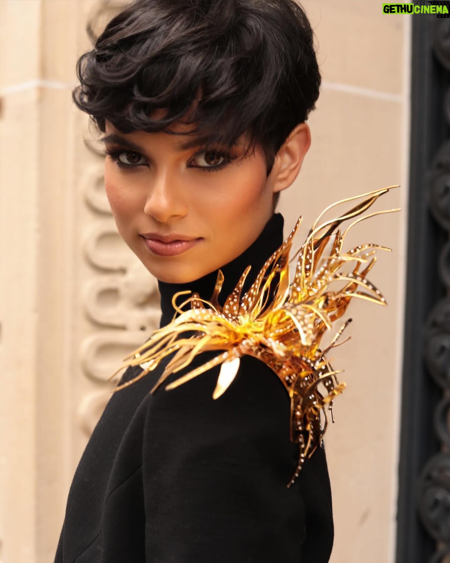 Ève Gilles - 34.2K Likes - Deuxième jour de Fashion Week haute couture pour moi, le talent et le savoir-faire français m’épateront toujours 🇫🇷
📸 @cerfwillmakeuphair