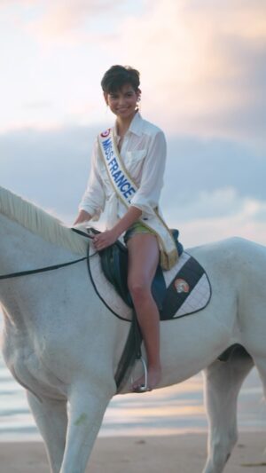Ève Gilles Instagram - Balade à cheval au couché du soleil sur l’une des plus belles plages de @mon_ilemaurice ✨
Encore un moment magique du voyage d’intégration d’ @evegillesoff avec les Miss France 👑

📸: @ugochamblin