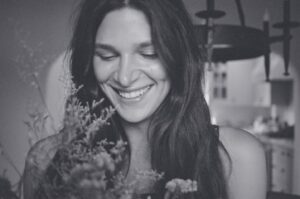Eve Lindley Instagram - When you miss all of NY press because you test positive for Covid but then 10 days later you’re neggy so you smile while holding some flowers!! 📷: by my love @noahegalvin probably on film or whatever