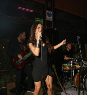 Evelyn Cedeño Instagram - La vida es mejor cantando…
