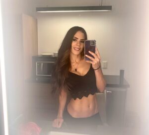 Evelyn Cedeño Instagram - Este mes y año se cumplen unos cuantos 😇😅 desde que agarre una maleta y me subí un avión para volar. Volar en todo sentido. Quiero darle las gracias a cada persona que dejo algo en mí para ser mejor. Situaciones buenas, malas, todas me sirvieron. Y si que fue difícil, ser inmigrante es de las cosas más duras por las que alguien puede pasar. Solo quien lo ha vivido lo sabe. Aunque no es igual para todos. Pero también de las que más te pueden hacer crecer. Perder tu identidad tiene el beneficio de darte otra, una más fuerte, más grande mas madura. Así me siento. Wow es increíble todo lo que he tenido la oportunidad de vivir. Por fin amo a la mujer del espejo. No siempre la entiendo 🤷🏽‍♀️🫣 pero la amo. Me costo toda la vida. Distancia, rupturas, separaciones…dolor, pero el dolor es parte de la vida. Diría que ese ha sido mi mayor aprendizaje saber que por fin a donde vaya estaré bien, porque estaré conmigo, no necesito escapar porque me tengo a mi, y si algo sale mal me tengo a mi. Gracias 🇲🇽 ❤️