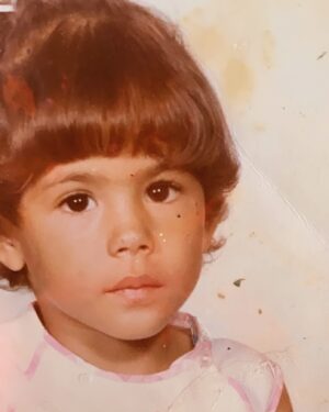Evelyn Cedeño Instagram - Pequeña Eve:
En el futuro habrá gente que no será capaz de ver tu verdadera esencia. Tendras que dejar ir a esa gente que no sabrá ver tus fortaleza y que se quedará estacionada en tus debilidades. A esa gente que tratara de venderte que eres algo que no eres. Que no se quedará para apostarle a tu más elevado potencial. Que se irán cobardemente a mitad de camino. 
Mientras más te quieran etiquetar, te tendrás que reír más, porque el auto conocerte te tomará toda la vida, y aún el último de tus días habrá cosas por descubrir, como para que alguien que recién llega, crea que sabe algo de ti, que tú no. 
Tendrás que dejar ir a la gente que no sabrá sostener tu valioso ser en su totalidad, gente que te idealizará en vez de ver a un ser humano y que esperara perfección siendo imperfectos. 
Tendrás que dejar ir a esa gente que como no se podrán ver con honestidad y realismo a sí mismo, no serán capaces de verte a ti con honestidad y realismo. Mereces que amen todas tus partes.
 A esa gente que cuando se les explote la burbuja de la ilusión no sabrán qué hacer con su realidad y proyectarán lo peor de sí en ti, sin la conciencia de que se ven a sí mismos. Por eso, si alguien no es feliz antes de llegar a tu vida ni lo dejes entrar. 
En el futuro habrá gente que dará mucho pero no desinteresadamente, te pasarán factura de algo que no pediste, y lo usará en tu contra. Si das, que sea con la motivación correcta, si no, carece totalmente de valor. 
No te des por aludida tan fácilmente, porque cuando esas personas te juzguen hablarán de ellos mismos, eso nada tendrá que ver contigo. 
Aplaude tus logros, tú sabrás cuáles son, y mientras tú lo sepas no importa lo que los demás eligen pensar. 
Hay cosas que escaparan a tu control y una de ellas es como los demás te miren. Eres maravillosa y no tienes que hacer nada para serlo, solo ser. 
Por último Eve no te compres historias que no son tuyas. Tú siempre vas a existir, ahí, pura, inocente, niña. Siempre estarás ahí adentro como esencia y esa nunca la podrás perder. Y cuando alguien no sepa ver esa esencia, es porque simplemente no encuentra la suya, déjalo ir. Y abraza la tuya.
