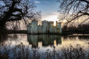 Evelyn Edwards Instagram - Bodiam castle is so photogenic it’s silly. How did it become a ruin? Why that’s a fabulous question! Thank you for asking! During the English Civil war Bodison castle was owned by a guy named Lord Thanet. Lord Thanet was pro Royalist. In 1644 he sold the castle for £6000 to pay the fines that were placed on him from Parliament. After that the castle was dismantled and parts were sold and it was left as a ruin until it was bought again 1829 when several subsequent owners restored portions of the castle. 🏰🏴󠁧󠁢󠁥󠁮󠁧󠁿 ⁣
.⁣
.⁣
.⁣
.⁣
.⁣
#castles #eastsussex #exploredevon #history #lovegreatbritain #medievalcastle #sussex #unitedkingdom #medieval #medievalarchitecture #medievalcastle #medievalhistory #historylovers