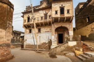 Evelyn Edwards Instagram - The town of Mandawa in Rajasthan is just stunning beyond comprehension. I was lucky enough to fill in this town for several weeks during the film #Mimi  this is a Haveli. A Haveli is like manor house or stately home. There are ruined Havelis with incredible murals everywhere. You can just imagine the immense wealth this town would have had in its prime. 💚🇮🇳. #mimi #bollywood #haveli #rajasthan #mandawa