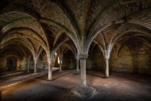 Evelyn Edwards Instagram - Battle Abbey. Oh boy. All I have to say is GO THERE! If history decided to have a party with streamers it would be here. Battle Abbey was built on the site of the Battle of Hastings. The Pope at the time, Pope Alexander II, told Mister William the Conqueror (that’s what I affectionately call him, sometimes Will C) that he killed WAY to many people and he needed to make up for it. The  High Alter of the Church is supposedly wheee King Harold fell. This is the Novices Common Room.... and there is definitely nothing common about it. 🏴󠁧󠁢󠁥󠁮󠁧󠁿 ⛪️ ⁣
.⁣
.⁣
.⁣
.⁣
.⁣
#battleabbey #englishheritage #battle #dormitory #ruins #remains #architecture #architecturephotography #architectureremains #architectureruins #battleofhastings #normans #desolution #architecturelovers #religiousarchitecture #architectureporn #architecture #architecturelover  #canon #sussexphotographs #canon #canonphotography ⁣#middleages #medievalarchitecture #medievalhistory