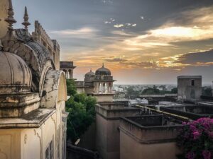 Evelyn Edwards Instagram - One of the glorious locations we shot at for the film Mimi was at Castle Mandawa. Can you believe that utter luck and kismet that a huge castle nerd got to stay in, film, and learn Hindi while staying in A CASTLE?!?! The fort, itself, was built in the 18th Century. The town was a trading outpost and for ancient caravan routes that stopped here from China and the Middle East. 💚🇮🇳🏰
.⁣
.⁣
.⁣
.⁣
.⁣
#mandawa #mandawahaveli #haveli #ruins #mimi #rajasthan #ancientarchitecture #castle #castlemandawa