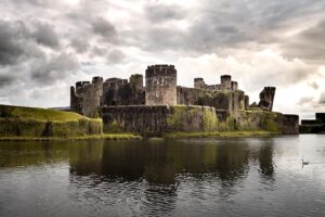 Evelyn Edwards Instagram - You wouldn’t think to look at it, but Caerphilly Castle’s design was highly influenced by Kenilworth Castle- the castle I posted two photos back. The owner of the castle, Gilbert de Clare actually fought at the very long siege at Kenilworth castle in 1266 that lasted 6 months. After having experienced that ordeal you definitely know how you’d want your castle to be built for maxim defensive ability! 🏰 🏴󠁧󠁢󠁷󠁬󠁳󠁿 ⁣
.⁣
.⁣
.⁣
.⁣
.⁣
#caerphilly #caerphillycastle #visitwales #wales #visitcymru #igerscymru #thisiscymru #igerswales #lovewales #southwales #welshholiday #castle #cymru #discovercymru #welshcastles #GreatBritain #beautifulwales #exploringwales #ghoststories #medieval #medievalcastle #medievalarchitecture #history #medievaltimes #medievaltimes #medievalworld #historybuff