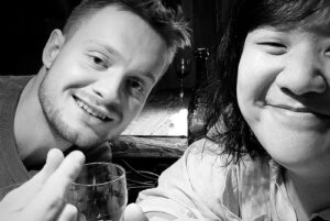 Evelyn Mok Instagram - Tack för en fantastiskt fin säsongsavslutning i källaren! Det var svettigt men roligt! Tack till @haketpub för att vi får vara i stans bästa källare, tack till komikerna som kom och förgyllde säsongen och tack till er för att ni är stans bästa publik! 

Nu tar vi sommarlov! Vi ses 3 september!
(Biljetterna för höstsäsongen är redan uppe!)

📸 @fikonfotografi