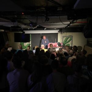 Evelyn Mok Instagram - GÖTEBORG!! Kryp ner i källaren med oss 28 MAJ för @hemliscomedy säsongsavslutning! 

Vi har haft en otrolig rolig säsong och en fantastisk line-up väntar 28 MAJ där ni får se två onaturligt långa typer, tre medellånga och en kines! Haffa era biljetter nu!

Plats: @haketpub (Masthuggstorget 5)
När: 18:00 dörrar • 19:00 SHOW
Biljetter: Billetto.se (sök Hemlis)