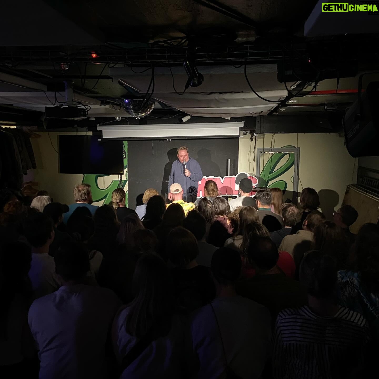 Evelyn Mok - 3 Likes - GÖTEBORG!! Kryp ner i källaren med oss 28 MAJ för @hemliscomedy säsongsavslutning!
Vi har haft en otrolig rolig säsong och en fantastisk line-up väntar 28 MAJ där ni får se två onaturligt långa typer, tre medellånga och en kines! Haffa era biljetter nu!
Plats: @haketpub (Masthuggstorget 5)
När: 18:00 dörrar • 19:00 SHOW
Biljetter: Billetto.se (sök Hemlis)