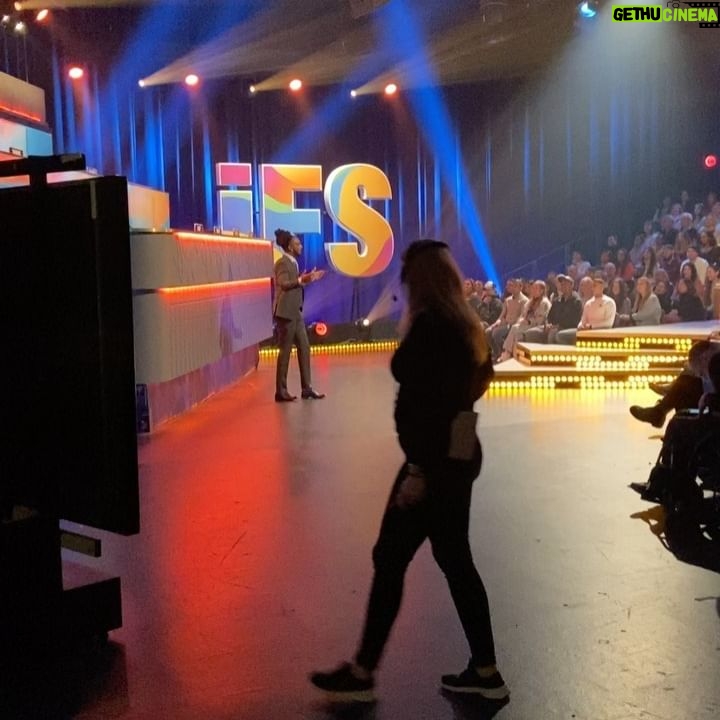 Evelyn Mok - 3 Likes - Titta vad fina vi är!! Minns tillbaka till säsong 2 av IFS & alla behind the scenes-grejer som inte kom med i rutan.
@thanosfotas klädd som han är på gap-year i Peru, jag & @ahmedberhan_ lajvar divorcés som håller min på vår sons student & @atokarlsson filmade en dag jag inte var inne så vi får nöja oss med en video på när han smashar sin show i Göteborg i fjol!
Nu på lördag, 22 juli kommer det här gänget till @villastrompis och kör stand-up för er! Kom & se oss! Länk till biljetter i stories!