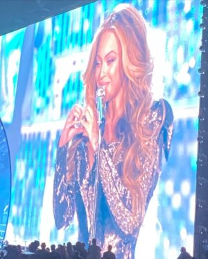 Evelyn Mok Instagram - #Renaissance 👑🐝