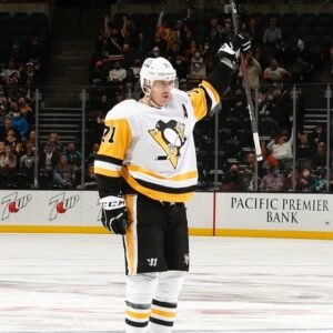 Evgeni Malkin Instagram - 7 месяцев 7 дней между фото!  Рад вернуться на лёд!  Спасибо за поддержку!!! 7months 7 days between photos!  Glad to be back on the ice!  thanks for the support!!! 🥅