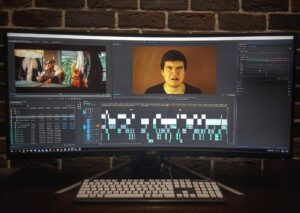 Evgeniy Bazhenov Instagram - На день рождения подарили охерительнейший монитор Acer, аж 38 дюймов, сейчас допиливаю на нем новый обзор. Это не два разных монитора - это один огромный на котором монтировать значительно приятнее и удобнее.
Обзор завтра, такие дела.