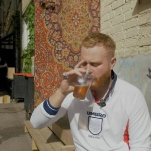 Evgeniy Chebatkov Instagram - Фрагмент интервью моего приятеля Шона Бэйли. Он попал в сложную ситуацию: прилетел на ЧМ в Москву в 2018 году, и с того момента не может выйти из тяжелого пивного запоя в районе Китай-Города.