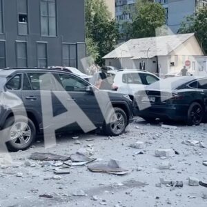Evgeniy Chichvarkin Instagram - Чудовищный теракт российской армии в Киеве. 
 Это самая большая в столице Украины детская ( детская!!! ) больница. 
 Раненых и мёртвых детей и взрослых сейчас достают из-под завалов. 
  Дайте Украине Patriots! 
 Не покупайте Российские ископаемые 
 Путин не хочет мира, он будет воевать и устраивать теракты до конца своих дней.  Переговоры- фикция для отвода глаз. 
  Пожалуйста, покажите эти кадры всем знакомым, особенно живущим в РФ. Этот ад творится от их/нашего имени. 
 Еще раз читайте,  вслух желательно : управляемыми современными ракетами по детской больнице.. 
8 июля 2024 года.