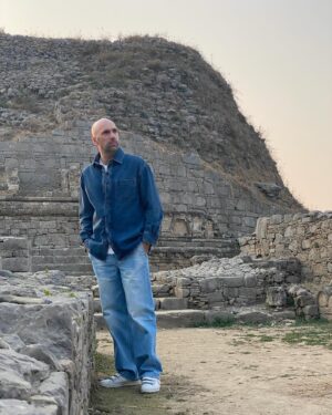 Evgeniy Papunaishvili Instagram - Сегодня снимали в городе Таксила. Один из крупнейших в мире музеев под открытым небом, охраняемых UNESCO.

Скоро обо всём расскажу и покажу в программе "По секрету всему свету"😉🌍