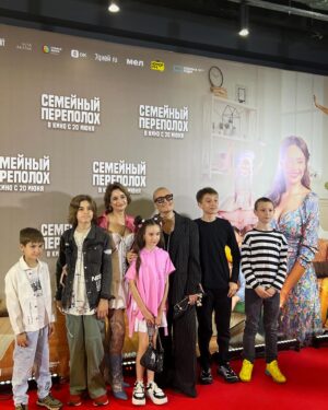 Evgeniya Akhremenko Instagram - Стих звон бокалов, погасли софиты, съеден попкорн. И только послевкусие этого чудесного вечера заставляет рот все еще расплываться в улыбке:) А значит пришло время поста благодарности.
Где то год назад звонок . Мобильный высвечивает «Юстус❤️» «Женек, привет! Пришлю тебе сценарий, прочти. Там роль не главная, но яркая . Писала прям под тебя». Роль написана для артиста - это лучший подарок. А роль написаная хорошо- подарище! И вот сьемки. Знакомство с прекрасными @zberberr и @guskov 🤍. @alexey.grishin , услышав, что будет работать со мной, угрюмо спросил «а кто это?» и увидев меня, получил за это по шапке😂
Классная съемочная группа, замечательный каст! И вот фильм получился добрый, красивый, ржачный , как сама @evgeniyajustus 
Всем спасибо! @zemtsovishna @wolfgangcerny @kuprina.varvara @kashtanka 
Жаль конечно , что сцена со мной (талантливой) и Гришиным (хмурым)😂 в парке не вошла в фильм, но об этом мы , Юстус , о дельно поговорим..в темном углу 😎😂
Ну а если серьезно - марш в кино! Ибо «Семейный переполох» уже во всех кинотеатрах!!!
Всех обняла! Пусть что то невероятно волшебное произойдет немедленно с каждым, кто дочитал это до конца 🤗🤗❤️❤️💥💥
#киновиноидомино #евгенияахременко #актрисаахременко #евгенияюстус #премьера #комедия #семейныйпереполох #запискифаталистки #ялюблюсвоюработу #всемсмотреть #mustwatch #comedy #movienight #popcorn #хорошеекино #всемлюбви