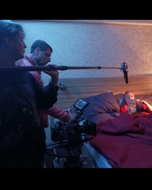 Evgeniya Akhremenko Instagram - Итак, Крым… что это теперь такое для меня?
Крым- это запах сырников с утра в прекрасном отеле @sunset_akvadeluxe . Это шум морюшка и глубокий «массаж» стоп, когда нужно было в кадре «беззаботно гулять по берегу»🤣. Это Юркины стильные тельняшки и модные круглые очки , на которые я безуспешно положила глаз☝🏻 Спасибо тебе @leizeroff за то, что сразу увидел во мне Еву… Крым - это бесконечные и дико смешные анекдоты от @olga_official_chudakova (хоть бы один я запомнила! Ну Оль)🤣🤦‍♀️. Это жареная барабуля, которую так элегантно и со знанием дела заказывал нам @actorsergeykomarov . Это сидеть в одеяле после смены у моря и есть клубнику и какие то просто космические бутерброды с колбасой с @evgenii_volovenko_1 и его прекрасными однокурсниками. Это часовой подьем в гору к Храму Солнца с моей @selivnat1971 и ребятами из группы. Это спонтанная и такая нужная поездка в Ялту, которая покорила мое сердце. А ещё это наша съёмочная группа. Лёгкая, весёлая, любящая и профессиональная! Спасибо каждому из вас! Спасибо моим великолепным партнерам! @mr._solovyov , спасибо , что сцены получились достойными и красивыми! Продюсер Костя- ты огромный молодец! Это одна из самых душевных и красивых экспедиций в моей жизни. И конечно отдельное спасибо @gm_production и @gordana_milevcic_gm_production за поддержку и веру в меня. ❤️🎥 Всех обнимаю. #имысчастливы #крым #севастополь #ялта #киновиноидомино #евгенияахременко #главнаяроль #подароксудьбы #запискифаталистки #благодарность #яфанатмироздания #жизнь #режиссерюрийлейзеров #всемлюбви #
