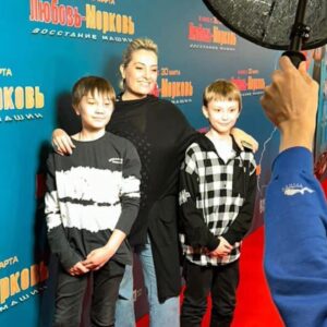 Evgeniya Akhremenko Instagram - Проснувшись и увидев этот пост, ты наверняка наедешь на меня и попросишь убрать большинство фотографий…(скажи спасибо, что в памперсах не выложила :)). Но пока ты спишь и видишь сны, я хочу признаться тебе в безграничной , безмерной, какой то абсолютно безусловной, ЛЮБВИ. Итак, погнали:
Мой дорогой малыш с сорок первым размером ноги, красивыми серыми глазами, чувствительным сердечком, афигенным юмором (эт в мамку:)) , красивыми мечтами, скрытыми переживаниями и отличным чувством ритма! Ты любишь баскетбол, петь на английском, младшего брата, тактично останавливать маму when she is trying to be cool, играть в приставку с друзьями, запах кофе и Нанины сырники. Ты знаешь уже очень много интересного и я хочу , чтобы ты продолжал познавать этот мир и делился знаниями и открытиями с Тимкой. (Он так гордится тобой)
Ты крутой старший брат, сын, внук, друг и краш👆☺️
Я иногда смотрю на тебя и думаю «я ! Блин, ребза, этого крутого чувачка родила Я!»…
Буду пожалуй закругляться, тк вот и слеза пошла:)
Будь счастлив , Данька! В самом широком и глубоком смысле этого слова. Верь этому миру. Да, он не прост, но красив и многослоен. И он очень любит тебя! Пой, танцуй, играй эту жизнь! Забивай ей красивые голы и будь благодарен! А я рядом. Со своей постоянной любовью и поддержкой! 
С Днем Рождения, my Daniel!
С любовью,
Твоя Маман❤️❤️❤️🌺🌺🌺🎂🎂🎂🥳🥳🥳🥳 
#сын #гордость #старшийсын #даниилсоловьев #моевсе💞 #birthdayboy #сднемрождениямалыш #яжмать #евгенияахременко #запискифаталистки #выросмальчик #яфанатмироздания #обнимитеродных #