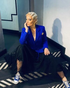 Evgeniya Akhremenko Instagram - И пусть иногда что то идёт не так , как планируем. Если принимать падения без лукавства, взлеты становятся еще масштабнее… поверьте, я знаю о чем говорю.
Ps. спасибо всем за Поздравления и добрые слова❤️
Из Сочи я привезла камень с пляжа. Назвала его «камень благодарности». Ношу в сумке. Как только получаю хорошею новость, беру его в руку . Дышу и благодарю, дабы не возгордиться и не вознестись куда не надо. Надо сказать, ещё работатьи работать… вот такая вот история. Сегодня хотела пройти с папой по красной дорожке #ММКФ. Папа не смог, но радовался , увидя мой синий пиджак по телеку. Хорошие моменты. Хорошие люди вокруг . Берегите это. А я пошла камень достану мой. Всем добра❤️ 
#евгенияахременко #актрисаахременко #запискифаталистки #ммкф #чтовырослотовыросло #яфанатмироздания #спаибовселенная #обнимитеродных #поверевашейдабудетвам #жизнь #процесс #вера
Muah @olgagorodenko75 
Style @114_clothes  @rusnak_anna 
Jewelry @vintagedream_ru