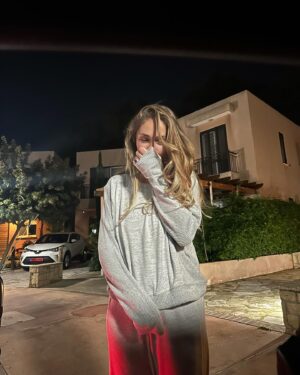 Evgeny Savin Instagram - Дико странный день был вчера . 3 пенальти в игре , 3:3 на табло , упустили победу на 3 добавленной минуте да еще и на выезде 🟡⚫️🤷🏻‍♂️ 

Но как же круто приехав домой встретить ее @dashasavina__