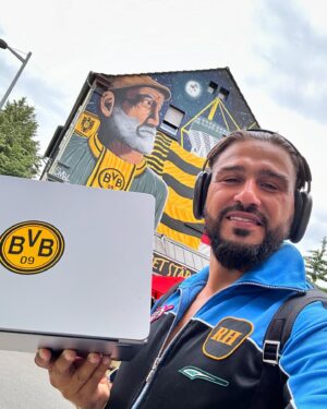 Evgeny Savin Instagram - 🟡⚫️🏆 Чувствую себя как дома 😎 @krasavafc 

Кстати , кто круче тренер ? Интересно ваше мнение