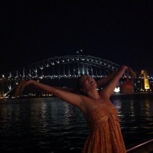 Evrim Solmaz Instagram - Göğe doğru kucak açmayı ..seviyorum 😀💖🙏🏻🙏🏻🙏🏻😊iyi geceler✨😀🌠🌌💖💗💓
I 💖hug the sky ☺️☺️gold night✨🌠🌌
#positive #happy #peace #night #sky #sydney #sydneyoperahouse #pozitif #gece #akış #love