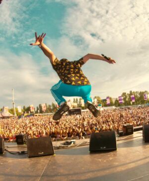 Example Instagram - I’m bacckkkkk … European summer shows kick off this weekend. Just landed back here from Aus and I’m buzzing to see some of you. 

Here’s some highlights from the last few years.

Kicking off with 3 shows this Saturday. (Dunno why I still choose to put myself through these crazy schedules!?) 

Lost Minds Festival, Newcastle - 3:30-4:30pm 
Land Beyond Festival, Brighton - 8:30-9:30pm
Land Beyond Afterparty @ HORIZON - 1:30-2:30am 

Who’s excited ?

El 😘

#festivalseason #ukfestivals #examplelive #livemusic #gigphotography