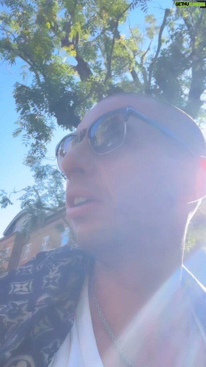 Example - 2.5K Likes - The commute from Brisbane to London is no joke but I have to do it 20 or so times a year. I live a pretty traffic / stress free life in Aus. So when Iām sat in standstill traffic in London I just gotta keep it moving.