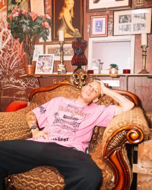 Example Instagram - All types of love. Love for the pink. Love for my lady. Love for the pizza. Love for the music. Love for the supporters. Love for my sauna ❤️

📷 @curdin 

#musique #fashionblog #modellife #newzealandguide #partykids