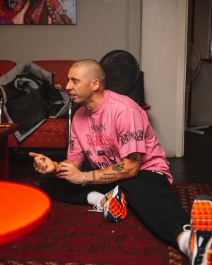 Example Instagram - All types of love. Love for the pink. Love for my lady. Love for the pizza. Love for the music. Love for the supporters. Love for my sauna ❤️

📷 @curdin 

#musique #fashionblog #modellife #newzealandguide #partykids