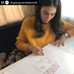 Eylem Canpolat Instagram - #Repost @dogdugunevkaderindir with @get_repost
・・・
“Doğduğun ev kaderinmiş.” Zeynep’e hayat veren Demet Özdemir, kendi evini böyle çizdi. Sen de “ev” deyince aklına gelenleri çizip #DoğduğunEv etiketiyle paylaş, büyük resim tablomuza katıl!