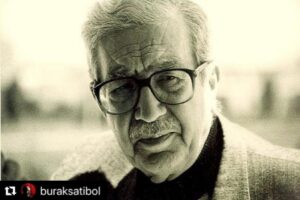 Eylem Canpolat Instagram - Hayatımda sohbet edebildiğim ilk yazardı. Ustamdı. Ne güzeldi onun öğrencisi olmak. Kitapları oyunları ve biz öğrencileriyle hep yaşayacak.. sesi kulaklarımda hep.. @buraksatibol with @make_repost
・・・
DTCF Tiyatro bölümünde kendimiz küçücük hayallerimiz kocaman gençlerdik.Bize mesleği öğretti. Gazete okumayı,sinema izlemeyi. Aşık olmayı...Üniversitede anaokulu öğrencileri gibi hayatı en baştan öğrendik.7 yıl olmuş gideli.Ustam Turgut Özakman’ı  hasretle anıyorum
#turgutözakman #dtcftiyatro