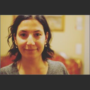 Eylem Canpolat Instagram - Aşırı #tbt tam 7 sene önce Moskova.. derinöyküm 2 yaşında gözlerimdeki yorgunluğun sebebi o. Lobideki bütün koltuklarda oturmuştu bi sağolsun. Saçlarım güzelmiş ama bir özendim.. ey zaman neden böyle hızlı geçtin ki.. aşk olsun♥️