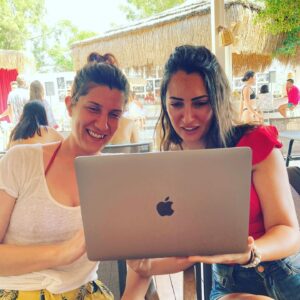 Eylem Canpolat Instagram - Senaryo yazmak demek yeniden yeniden yeniden yazmaktır.. Yetenekli, güçlü kadınlarım benim.. azimlerine emeklerine bana olan sabırlarına hayranım. İyi ki varlar hayal ortaklarım.. @ayse__n_s @defnegrs @ozanaksungur @ozanserugurlu ❤️