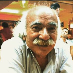 Eylem Canpolat Instagram - Hoşçakal canım babam… Hayatımdaki gerçek anarşistim, romantik devrimcim hoşçakal. 6 yıldır bir gün bu mesajı yazmak zorunda kalacağımı bilerek yaşadım her günü. Sen mi hayata çok tutundun ben mi seni yaşatmak için bencilce çok direndim bilmiyorum ama ikimiz de iyi savaştık bence - ki sen iyi bir direnişçisindir- senden çok şey öğrendim, okumak için hangi kitaplar seçilir, rakı kimlerle içilir, derin sohbeti olanlarla ahbaplık edilir, Ege’de en güzel deniz nerdedir, en iyi şiiri kim yazmıştır, aşk neden gereklidir, insan, emek, adalet, eşitlik, mücadele, başkaları için de acı çekebilmeyi senle yaşayarak öğrendim. Güzel adamdın, bir sürü hayata dokundun. Çok anlattın çok dinledin. Biliyorum ki bir çok sofrada anılacaksın günlerce. Bütün cümlelerin ezberimde. “Eylem sana bir şey söyliycem” deyip benim de şımarıkça “off tamam baba beni sevdiğini söyleyeceksin biliyoruz” dediğim ergen çıkışlarım da.  Seni yine yalnız bırakmaya gönlüm elvermedi yine bencillik ettim, seni dedeme emanet etmeye getirdim bu sefer de Ankara’ya. Hoşçakal benim çocuk babam. Bir gün “bizimkiler kazansın” diye kadeh tokuşturmak umuduyla hoşçakal…