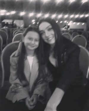 Eylül Şenocak Instagram - Çok ama çokkk 🤍🤍🤍@mervedizdar@masumlarapartmani@ogm.pictures@trt1#gülben#küçükgülben #esatgülben #dizi