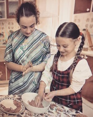 Eylül Şenocak Instagram - Canım ablacım Safiye..❤️@masumlarapartmani@trt1@ogm.pictures@iremkubrabakrtas#masumlarapartmani #dizi#trt1#küçükgülben @hande_aytar_ajans