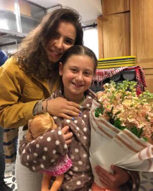 Eylül Şenocak Instagram - İnşallah yine beraber çalışma şansımız olur…Aslı ablacım, Eylül ablacım sizi de çok ama çok seviyorum🙏💛💛💛💛