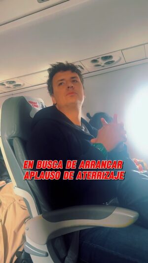 Ezequiel Campa Instagram - Espero que a mí me aplaudan un poco mas que a estos pobres pilotos… 🤪🤪🤗🤗🤣🤣 Esta noche nos vemos en Bahía Blanca a las 21 hs. en el Auditorio de la Biblioteca y mañana sábado en Mardel en la sala Melany del Roxy Radio City! Compren sus entradas en www.ezequielcampa.com.ar o en el link de mi perfil 👆🏻👆🏻