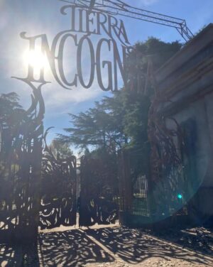 Ezequiel Rodríguez Instagram - El parque mantendrá sus puertas cerradas.
Si entran será bajo su propia responsabilidad.
NO tickets.
Se les advierte que nadie les asegura que puedan volver salir...

El parque está vivo...conoce los miedos más profundos de aquellos que se atrevan a cruzar sus puertas...
Bienvenidos a Tierra Incógnita!

Estreno mundial hoy jueves 8 de septiembre  @disneyplus DAY @disneyplusla 

The park will keep its doors closed.
If you enter it will be at your own  risk.
NOT tickets.
They are warned that no one assures them that they can go out again...

 The park is alive...knows the deepest fears of those who dare to cross its doors...
Welcome to Tierra Incógnita!

 World premiere today Thursday September 8 @disneyplus DAY @disneyplusla