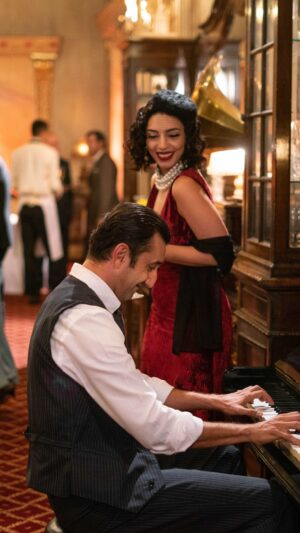 Ezgi Çelik Instagram - Asudem ilk tangomuz :) 
Beni en heyecanlandıran, her seferinde zevkten çıldırdığım bu anların ilki. Bana şarkı söylemeyi bir daha sevdiren @aylintasarmusic tüm emeklerine ve sabrına teşekkür ederim ☺️ Tüm garip sorularıma sabreden ve cevaplayan :) @aytekinatas , Asude parçaları ve tüm Kanunsuz Topraklar müzikleri için elinize sağlık … 🙏🏻☺️ 
Devamı yolda,,, Çok zevkli :) 
@kanunsuztopraklar @goldfilmyapim @foxturkiye