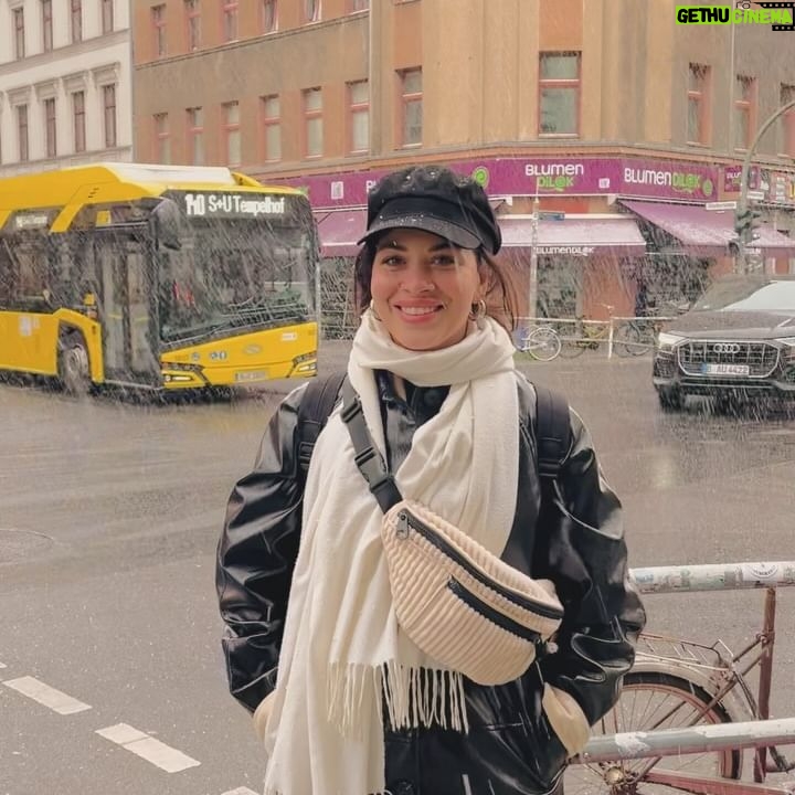 Ezgi Tombul - 3 Likes - Buralara yaz günü kar yağıyor canım