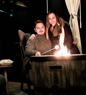 Fabián Chávez Instagram - Nuestra mágica noche de aniversario.

Por una vida a tu lado. 

Te amo @paodurazo