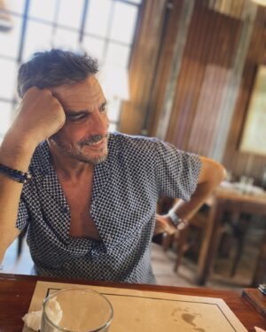 Fabián Mazzei Instagram - Hace unos meses comenzamos a cuidarnos más estrictos! Además de acompañarnos en este proyecto que amamos @g.aracosmetics @araceliweb . Realmente ponemos atención a lo que consumimos día a día . Nuestra alimentación es parte de nuestra vida. Huerta, nutrición, como habla siempre ara. Construcción! 
Soy actor y tengo inquietudes de construir paralelamente esta marca maravillosa! De lujo! Hecha en mi país! Apostando para construir! 

Nunca hablo de lo que hago en @g.aracosmetics es verdad! Estoy detrás desafiando día a día este proyecto que nos enamora ! Gracias por creer! Gracias por sus devoluciones 🤩

Cuidarse es muy #araceliweb lo sabias? Jajajajajjaja sonó bien @araceligonzalez67 

Abrazo y vamos por mas 🥰