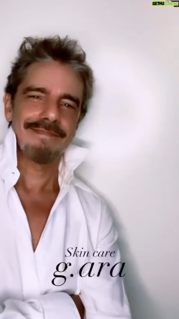 Fabián Mazzei - 4.4K Likes - Hace más de un año que estamos en este proyecto que nos enamora cada día más! @g.aracosmetics . Aprendimos! Crecemos e invertimos tiempo en esta construcción maravillosa de nuestra marca que compartimos con pasión! No me ven mucho por acá! Es verdad! Me corri un poco para poder hacer algo que adoro cada día!
Empezamos con una tienda online @araceliweb y hoy somos más que eso una marca con personalidad y productos que ambos podemos compartir!
Nos cuidamos y te cuidamos!
Gracias por aceptarnos ! Gracias por ser parte y creer en cada uno de nosotros productos! Ponemos mucho esfuerzo y entrega día a día ! Allá vamos ! 🙌🏼
Así me cuido la piel! Y vos? ✅